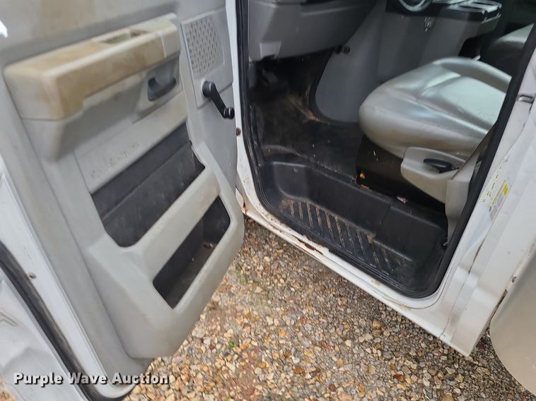 image for item MJ9464 2015 Ford E350 Super Duty  box truck