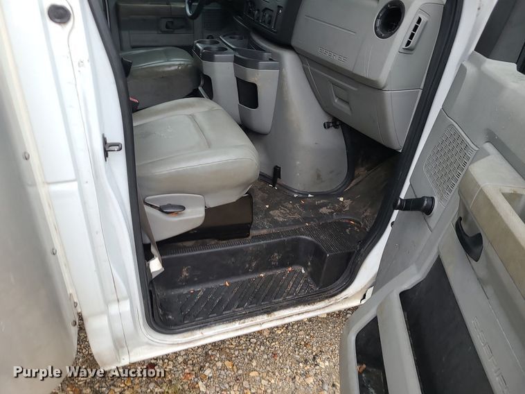 image for item MJ9464 2015 Ford E350 Super Duty  box truck