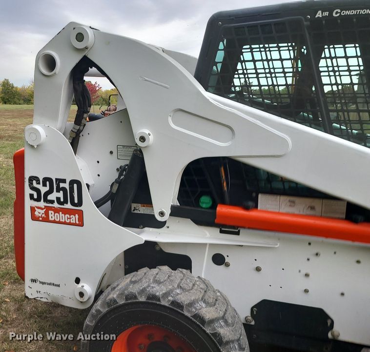image for item MQ9565 2006 Bobcat S250  skid steer loader