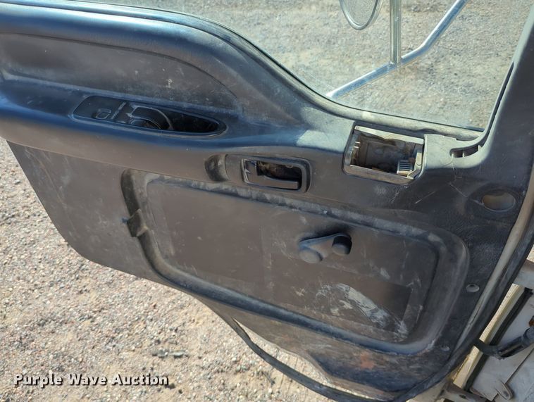 image for item MX9482 1998 GMC T6500  box truck