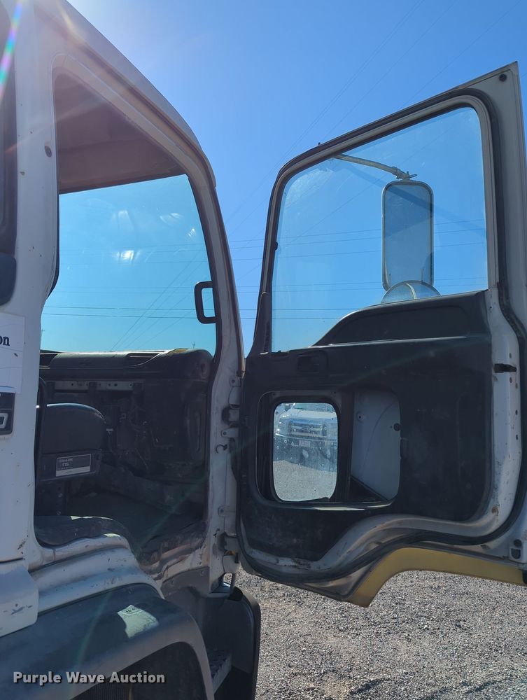 image for item MX9482 1998 GMC T6500  box truck