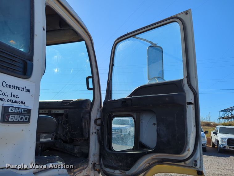 image for item MX9482 1998 GMC T6500  box truck