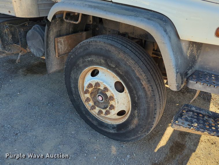 image for item MX9482 1998 GMC T6500  box truck