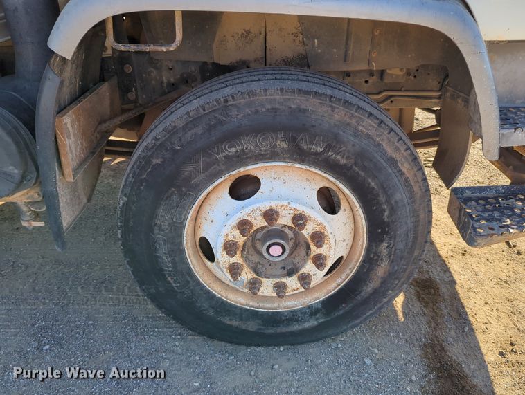 image for item MX9482 1998 GMC T6500  box truck