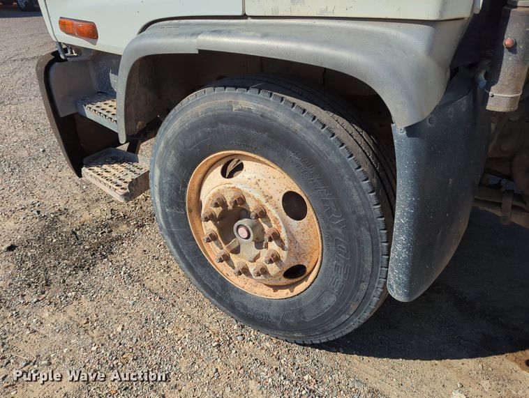 image for item MX9482 1998 GMC T6500  box truck