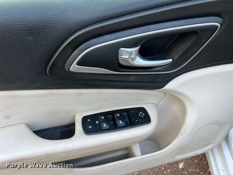 image for item NI9084 2015 Chrysler 200 