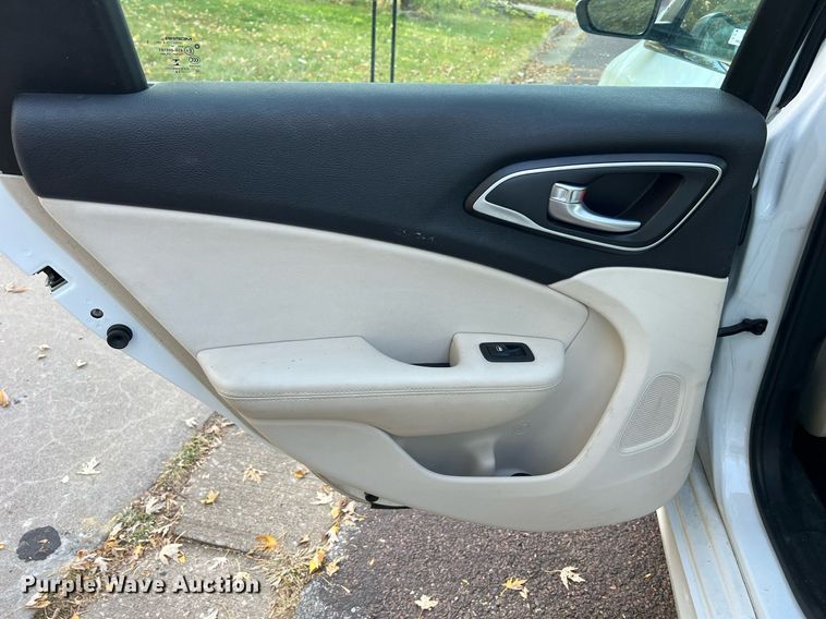 image for item NI9084 2015 Chrysler 200 