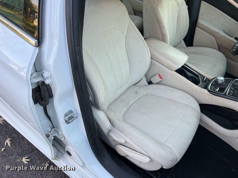 image for item NI9084 2015 Chrysler 200 