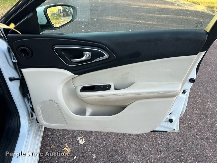 image for item NI9084 2015 Chrysler 200 