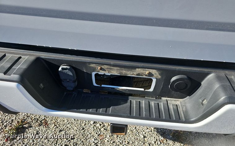 image for item NP9086 2016 Chevrolet Colorado  Crew Cab pickup truck