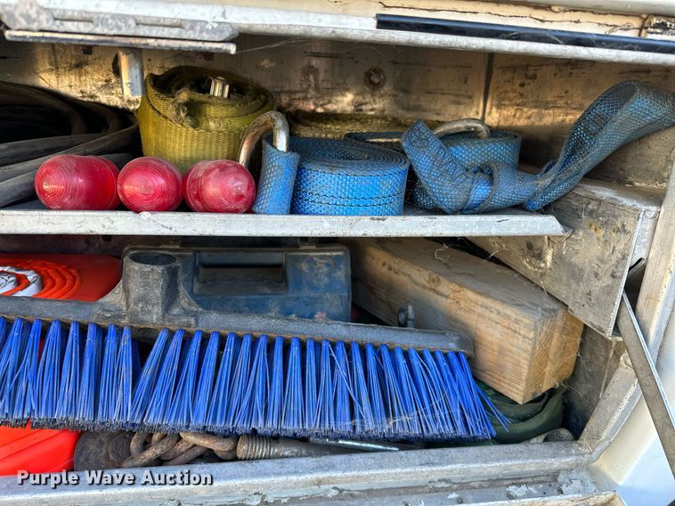 image for item NQ9504 2005 Ford F550  tow truck