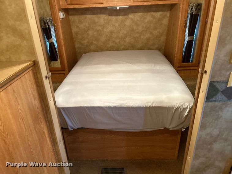 image for item NQ9961 2007 Keystone Hornet