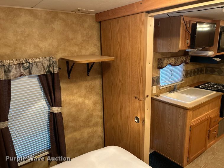 image for item NQ9961 2007 Keystone Hornet