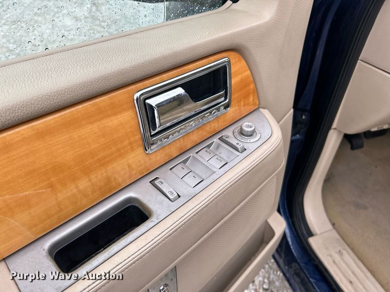 image for item NQ9963 2010 Lincoln Navigator  SUV