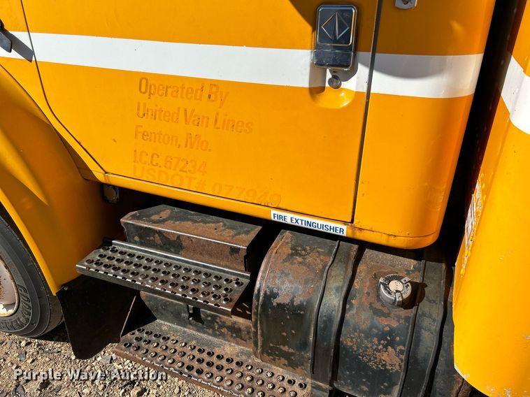 image for item NQ9986 1998 International 4700  box truck