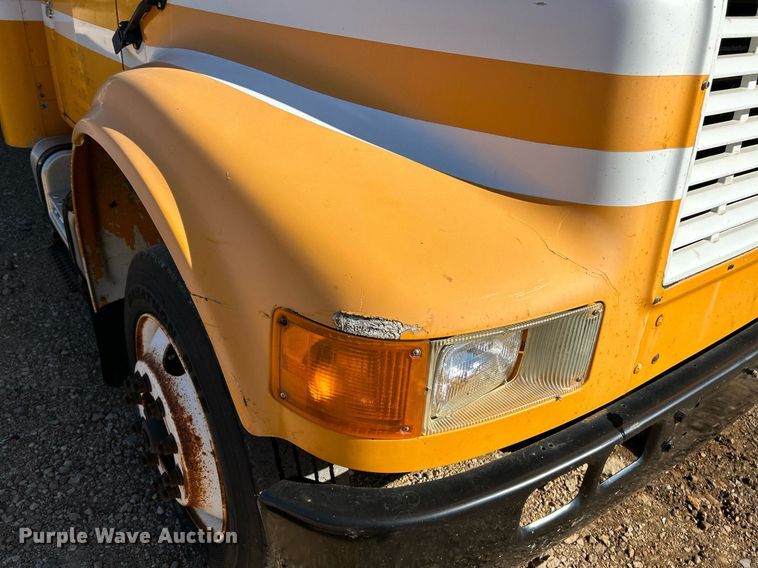 image for item NQ9986 1998 International 4700  box truck