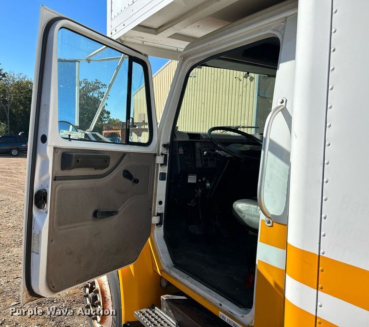 image for item NQ9986 1998 International 4700  box truck