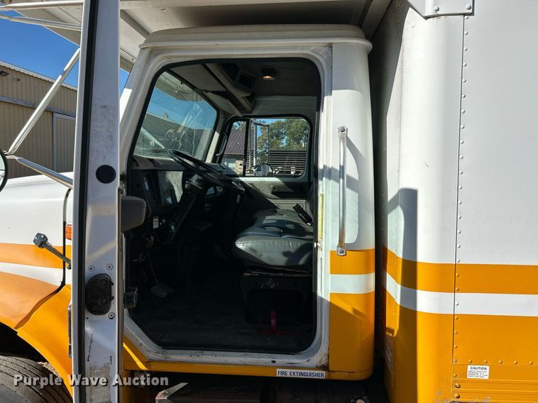 image for item NQ9986 1998 International 4700  box truck
