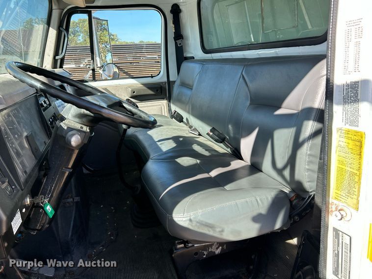 image for item NQ9986 1998 International 4700  box truck