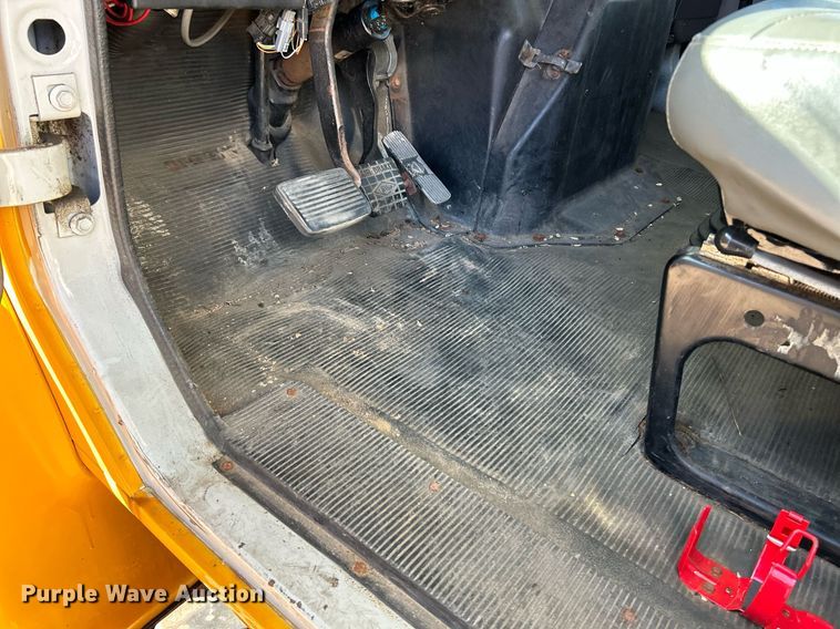 image for item NQ9986 1998 International 4700  box truck