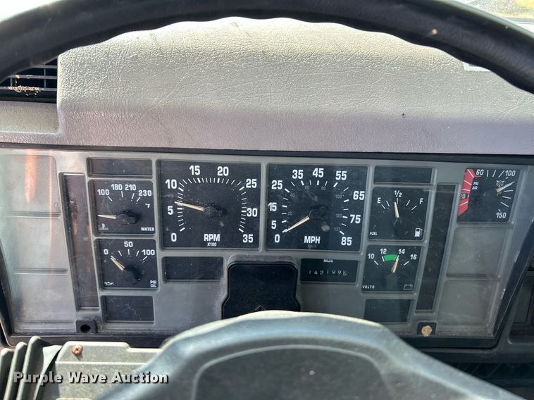 image for item NQ9986 1998 International 4700  box truck