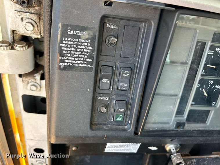 image for item NQ9986 1998 International 4700  box truck