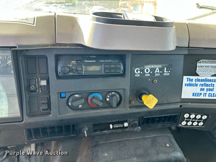 image for item NQ9986 1998 International 4700  box truck