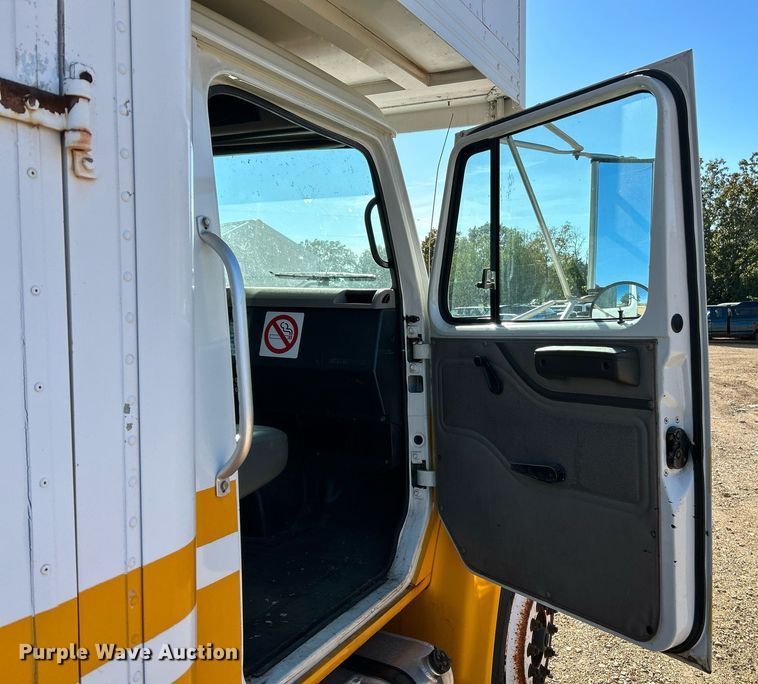 image for item NQ9986 1998 International 4700  box truck