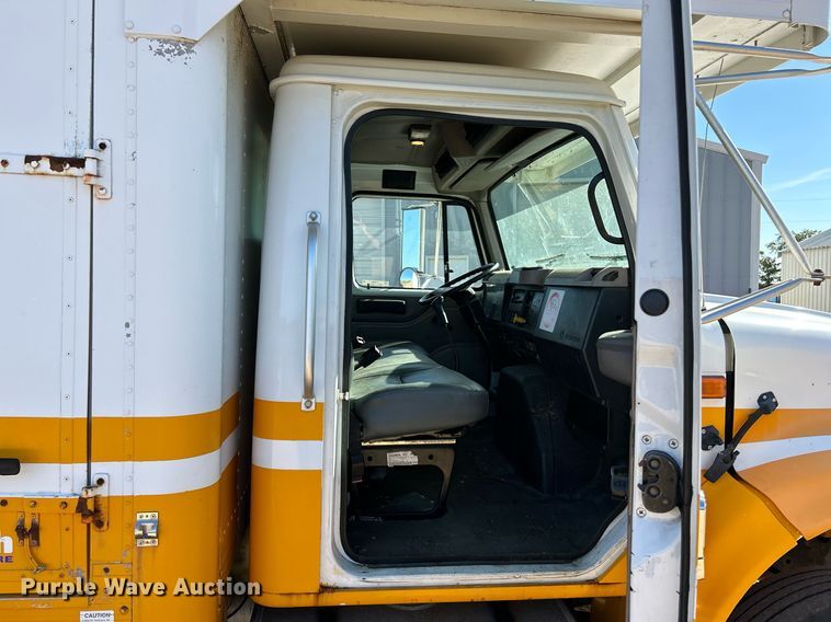 image for item NQ9986 1998 International 4700  box truck