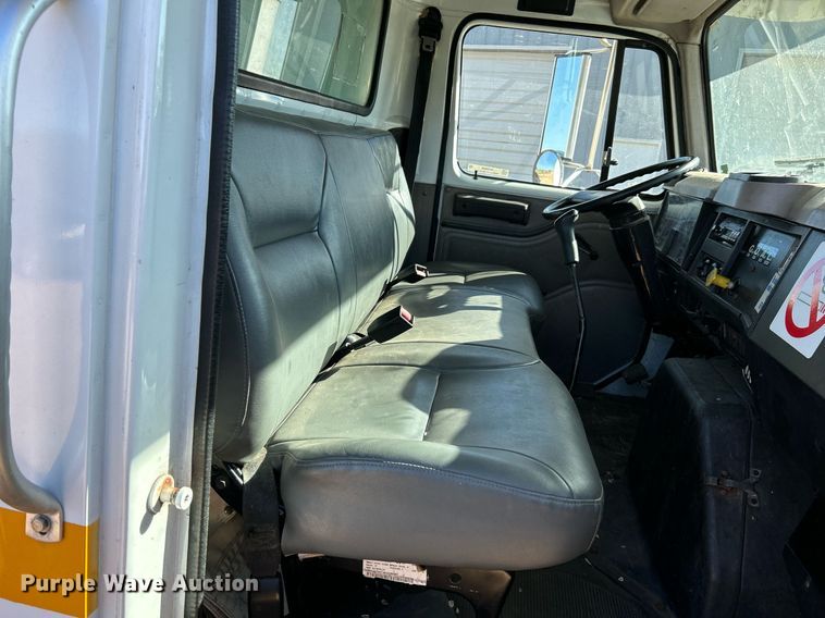 image for item NQ9986 1998 International 4700  box truck