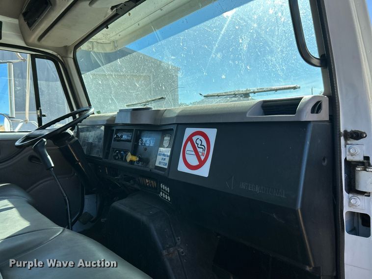 image for item NQ9986 1998 International 4700  box truck