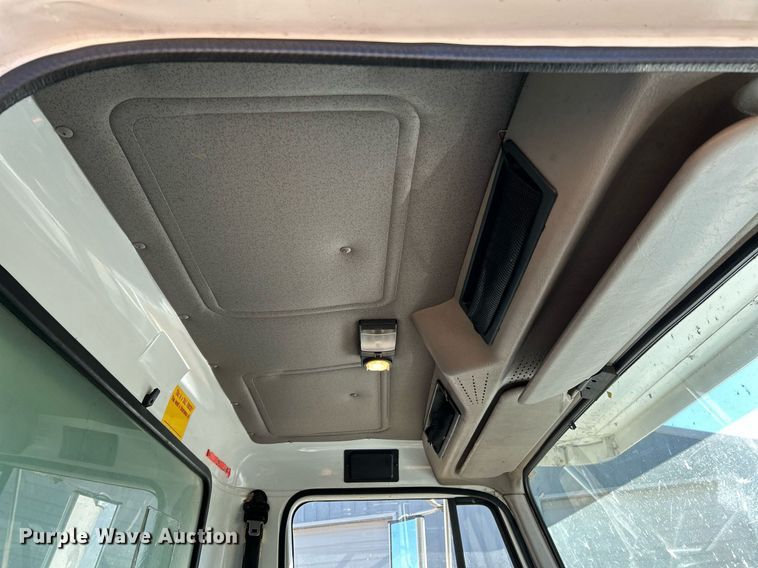 image for item NQ9986 1998 International 4700  box truck