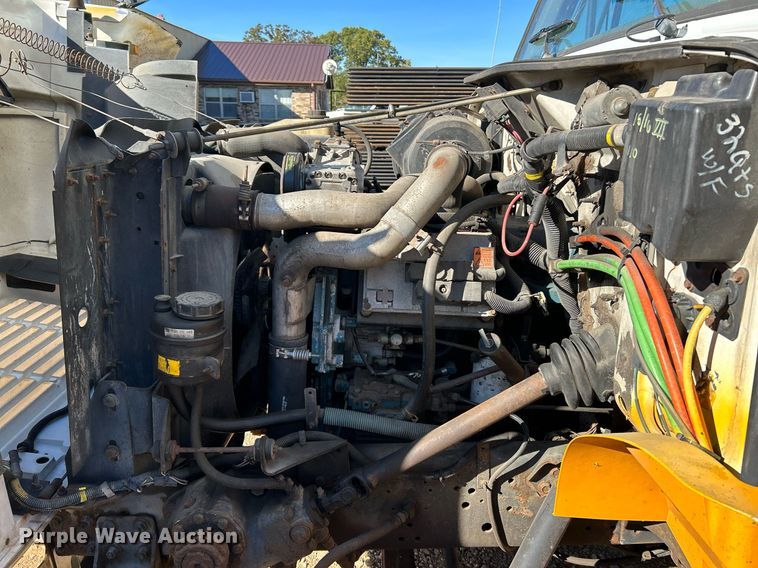 image for item NQ9986 1998 International 4700  box truck