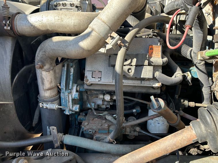 image for item NQ9986 1998 International 4700  box truck