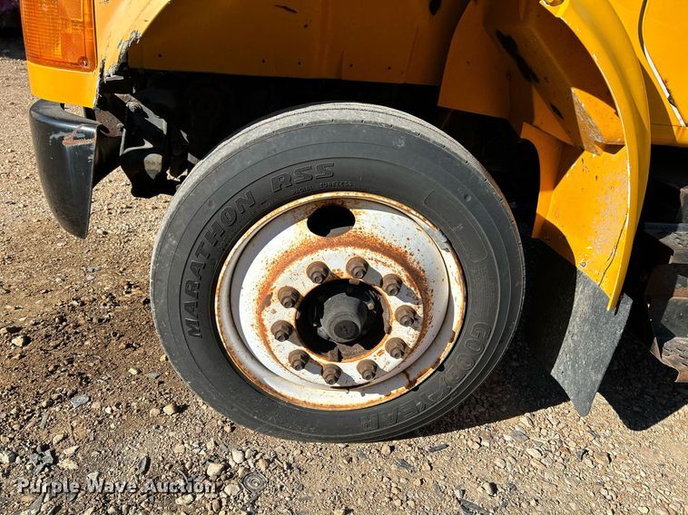 image for item NQ9986 1998 International 4700  box truck