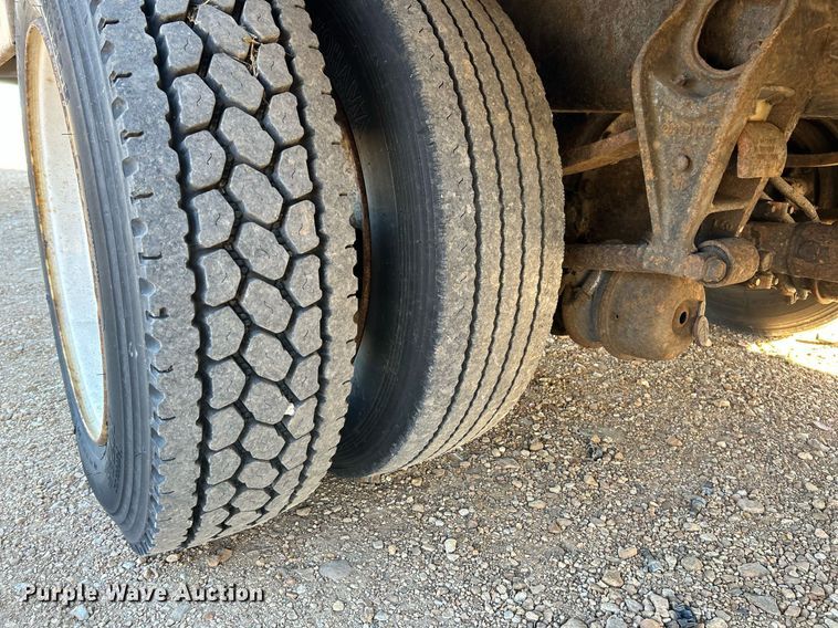 image for item NQ9986 1998 International 4700  box truck