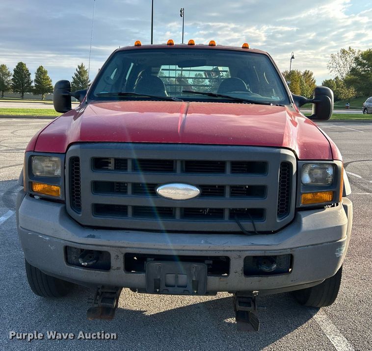 image for item NR9002 2005 Ford F450 Super Duty XL  Crew Cab flatbed truck