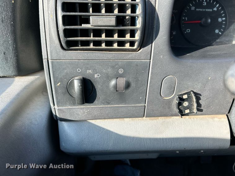 image for item NR9002 2005 Ford F450 Super Duty XL  Crew Cab flatbed truck