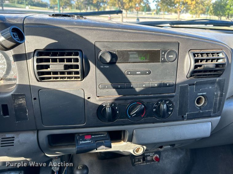 image for item NR9002 2005 Ford F450 Super Duty XL  Crew Cab flatbed truck