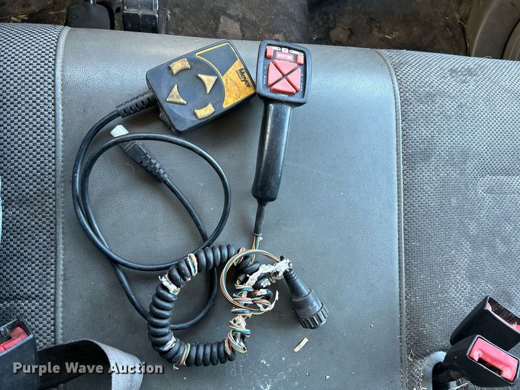 image for item NR9002 2005 Ford F450 Super Duty XL  Crew Cab flatbed truck