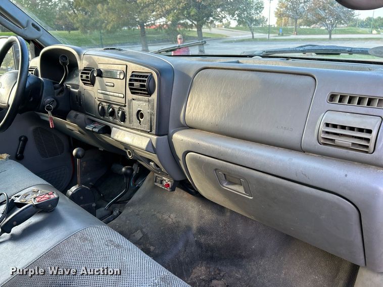 image for item NR9002 2005 Ford F450 Super Duty XL  Crew Cab flatbed truck