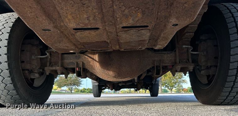 image for item NR9002 2005 Ford F450 Super Duty XL  Crew Cab flatbed truck