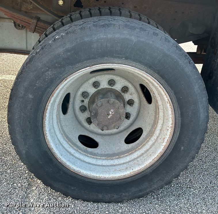 image for item NR9002 2005 Ford F450 Super Duty XL  Crew Cab flatbed truck