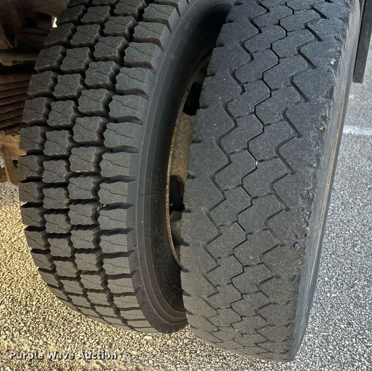 image for item NR9002 2005 Ford F450 Super Duty XL  Crew Cab flatbed truck