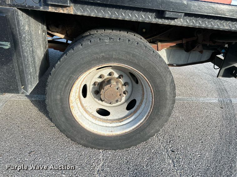 image for item NR9002 2005 Ford F450 Super Duty XL  Crew Cab flatbed truck