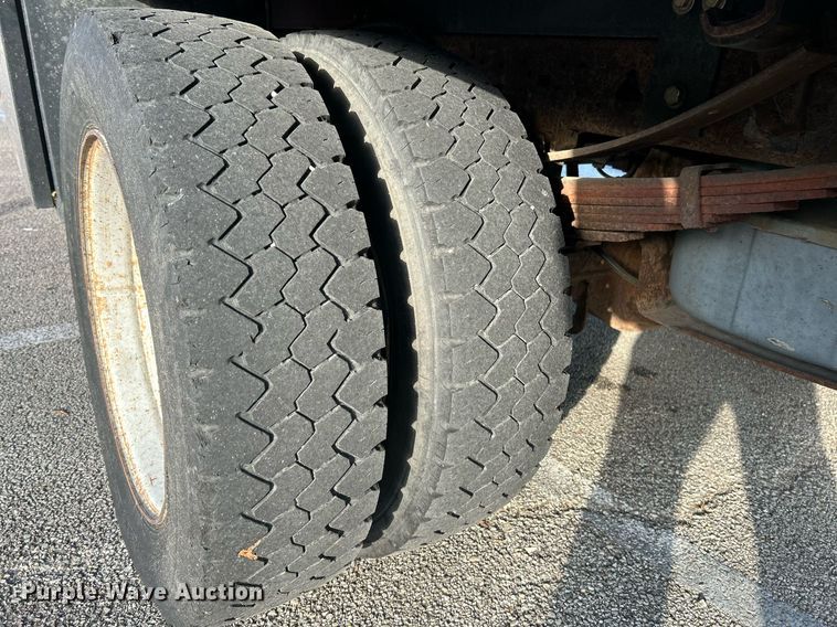 image for item NR9002 2005 Ford F450 Super Duty XL  Crew Cab flatbed truck