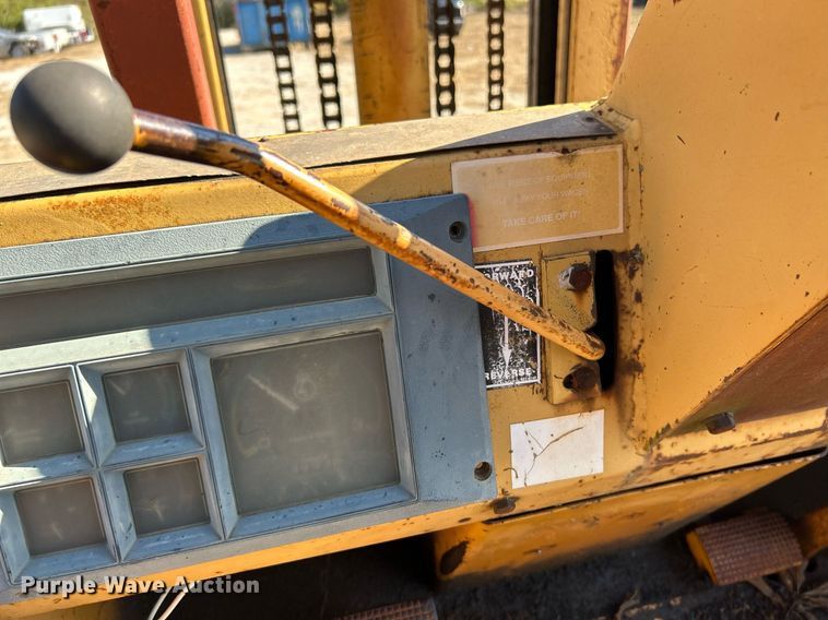 image for item NR9023 1986 Case 585E  forklift