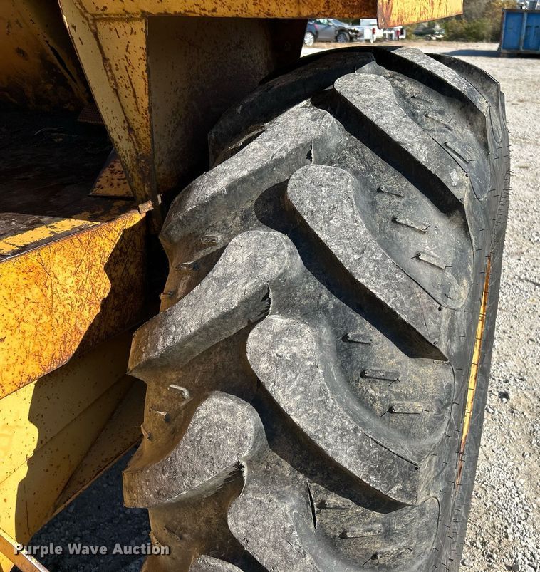 image for item NR9023 1986 Case 585E  forklift