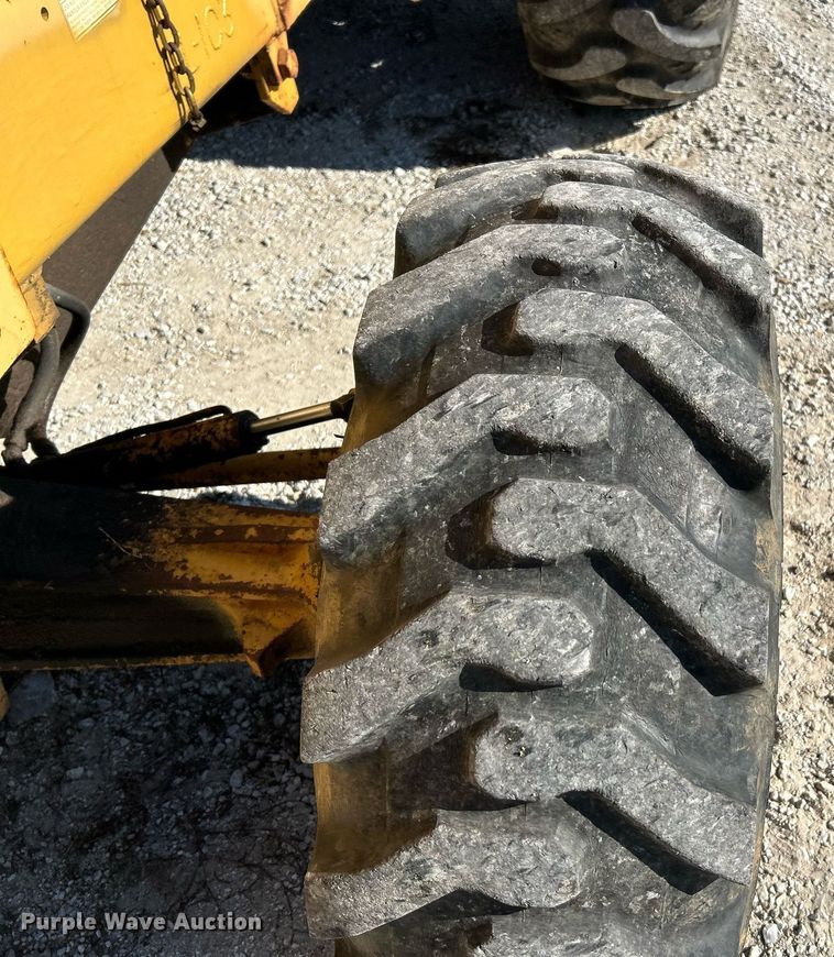 image for item NR9023 1986 Case 585E  forklift