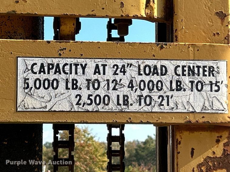 image for item NR9023 1986 Case 585E  forklift